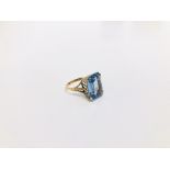 A LADIES 9CT GOLD AQUAMARINE DRESS RING