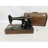 VINTAGE SINGER SEWING MACHINE WITH ORIGINAL FITTED CASE & KEY