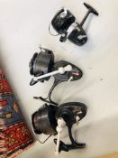 A COLLECTION OF ASSORTED SEA FISHING RODS, REELS AND TACKLE TO INCLUDE HOFFMANN,