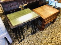 A NEST OF 3 REPRODUCTION MAHOGANY FINISH TABLES WITH LEATHERETTE INSERTS (1 GLASS MISSING)