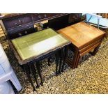 A NEST OF 3 REPRODUCTION MAHOGANY FINISH TABLES WITH LEATHERETTE INSERTS (1 GLASS MISSING)