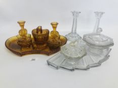 AN ART DECO ART GLASS 7 PIECE DRESSING TABLE SET TOGETHER WITH A FURTHER PIECE CLEAR GLASS SET AND