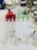 A QUANTITY OF GLASS WARE TO INCLUDE PERIOD GLASS, CRANBERRY DECANTER AND 6 GLASSES,