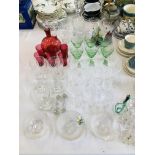 A QUANTITY OF GLASS WARE TO INCLUDE PERIOD GLASS, CRANBERRY DECANTER AND 6 GLASSES,