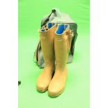 PAIR OF LE CHAMEAU SIZE 8 WELLIES IN TRAVEL BAG + PAIR OF LAKELAND WELLIES