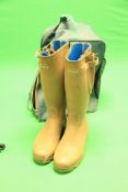 PAIR OF LE CHAMEAU SIZE 8 WELLIES IN TRAVEL BAG + PAIR OF LAKELAND WELLIES