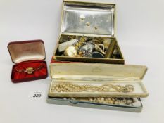 BOX OF VINTAGE COSTUME JEWELLERY TO INCLUDE PEARLS, BROOCHES, WRIST WATCHES,