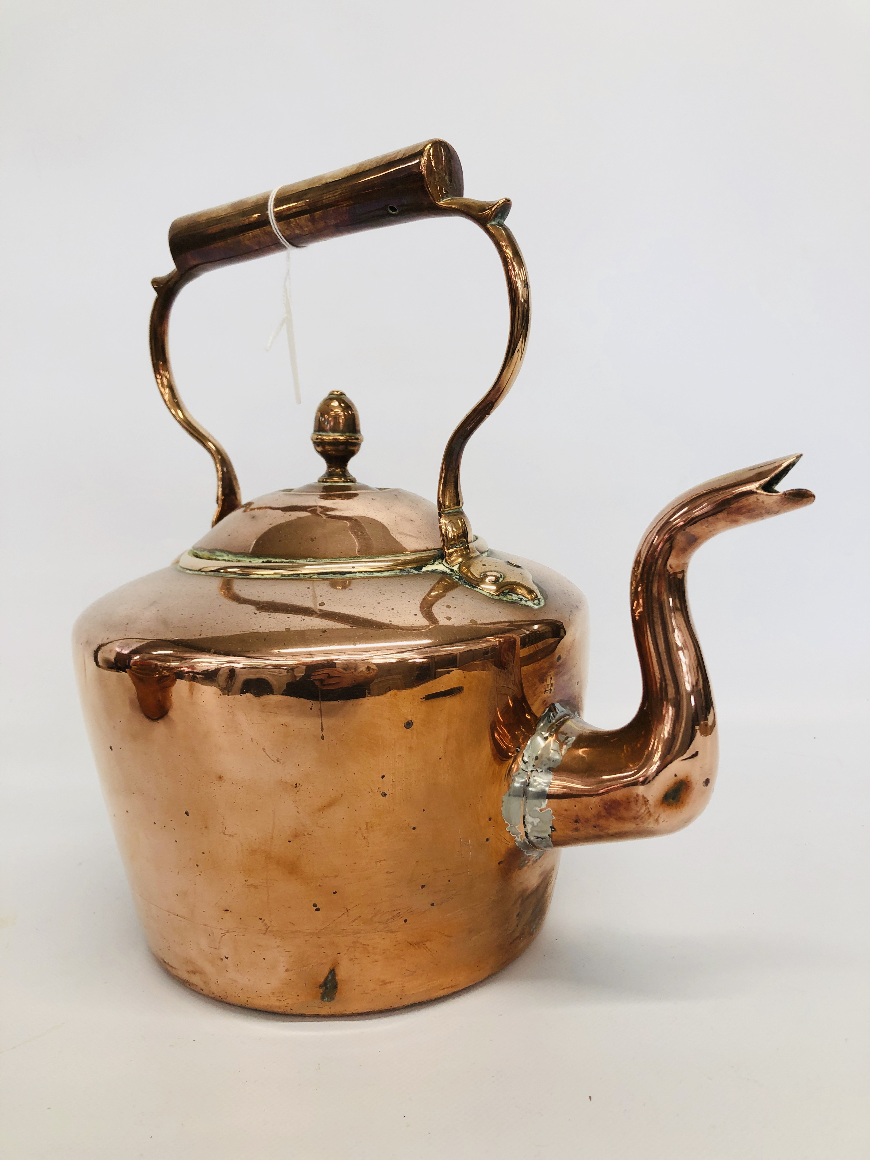 A LARGE COPPER KETTLE AND ONE SMALLER - Image 3 of 3