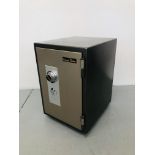 A ROYAL SAFE LEABANK HOME SECURITY SAFE SIZE 20.5 INCH HEIGHT 13.