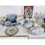 QUANTITY OF SUNDRY CHINA TO INCLUDE PAIR OF BLUE AND WHITE LIDDED TUREENS,