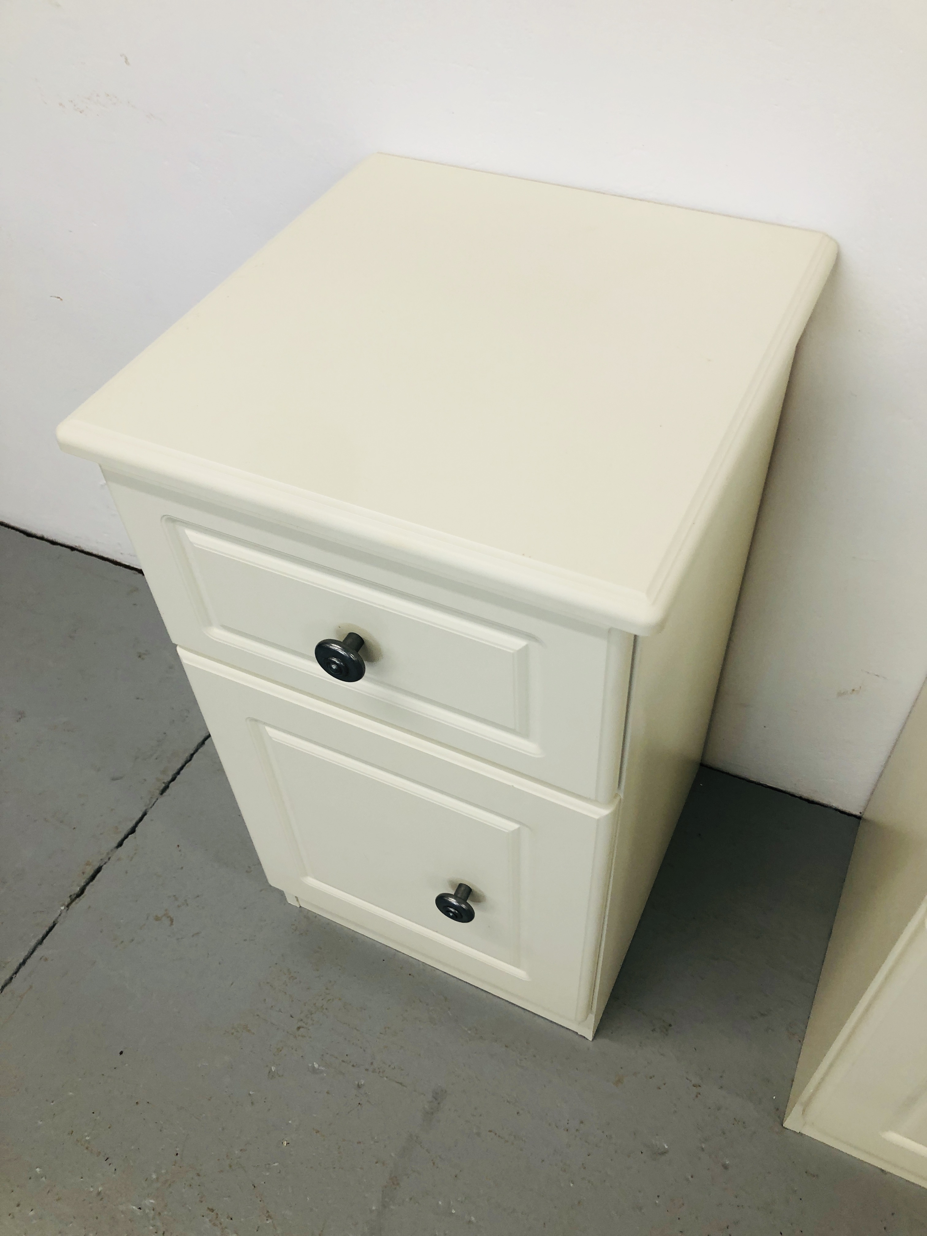 A PAIR OF MODERN WHITE FINISH SINGLE DRAWER BEDSIDE CABINETS AND A MODERN WHITE FINISH DRESSING - Image 3 of 3