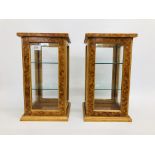 A PAIR OF MAPLE FINISH GLAZED DISPLAY CABINETS 40CM X 22CM X 22CM