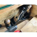 GREEN PAINTED CARPENTERS TOOL CHEST CONTAINING COLLECTION OF HAND TOOLS TO INCLUDE STANLEY PLAINS