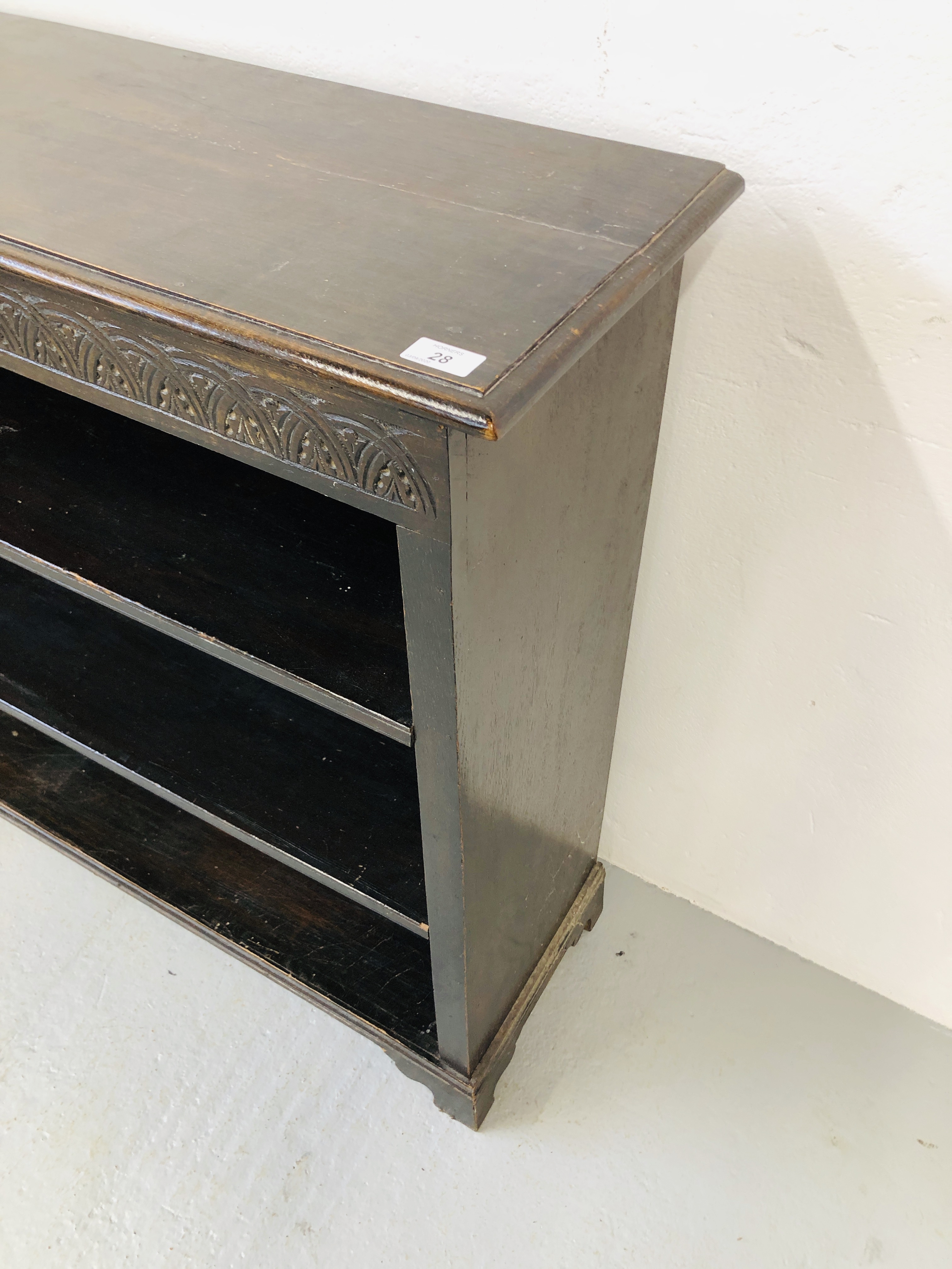 A DARK OAK THREE TIER BOOKSHELF WITH ADJUSTABLE SHELVING AND CARVED DETAIL TO TOP RAIL - LENGTH 60 - Image 5 of 5