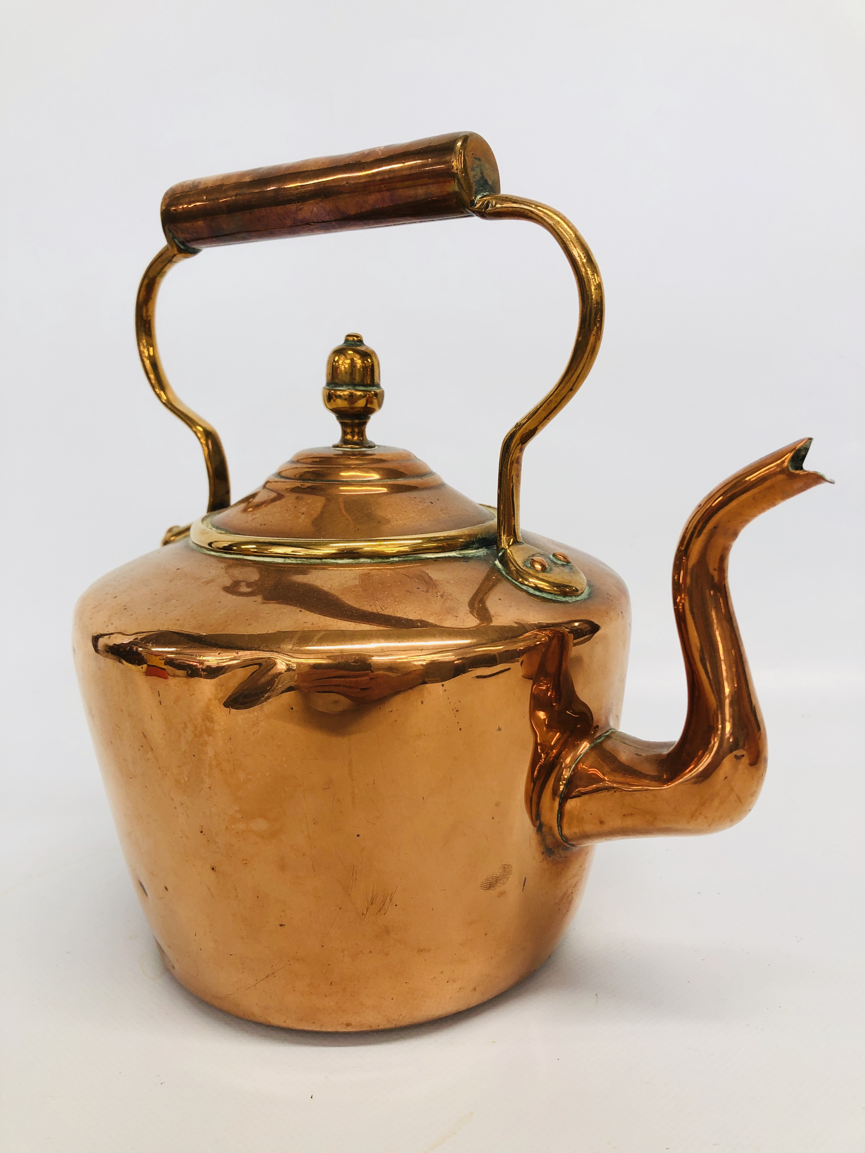 A LARGE COPPER KETTLE AND ONE SMALLER - Image 2 of 3