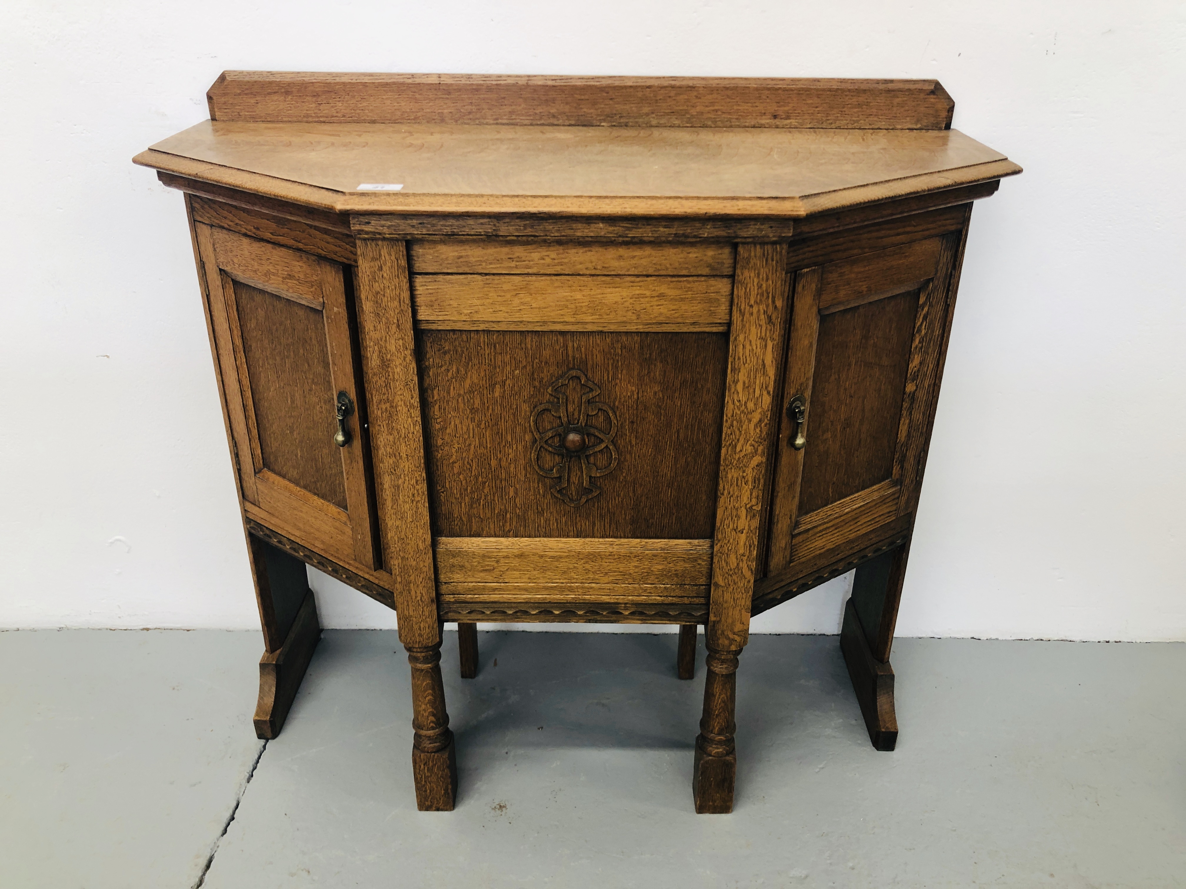 OAK SIDE CABINET WITH HIDDEN SEAT - Image 3 of 5