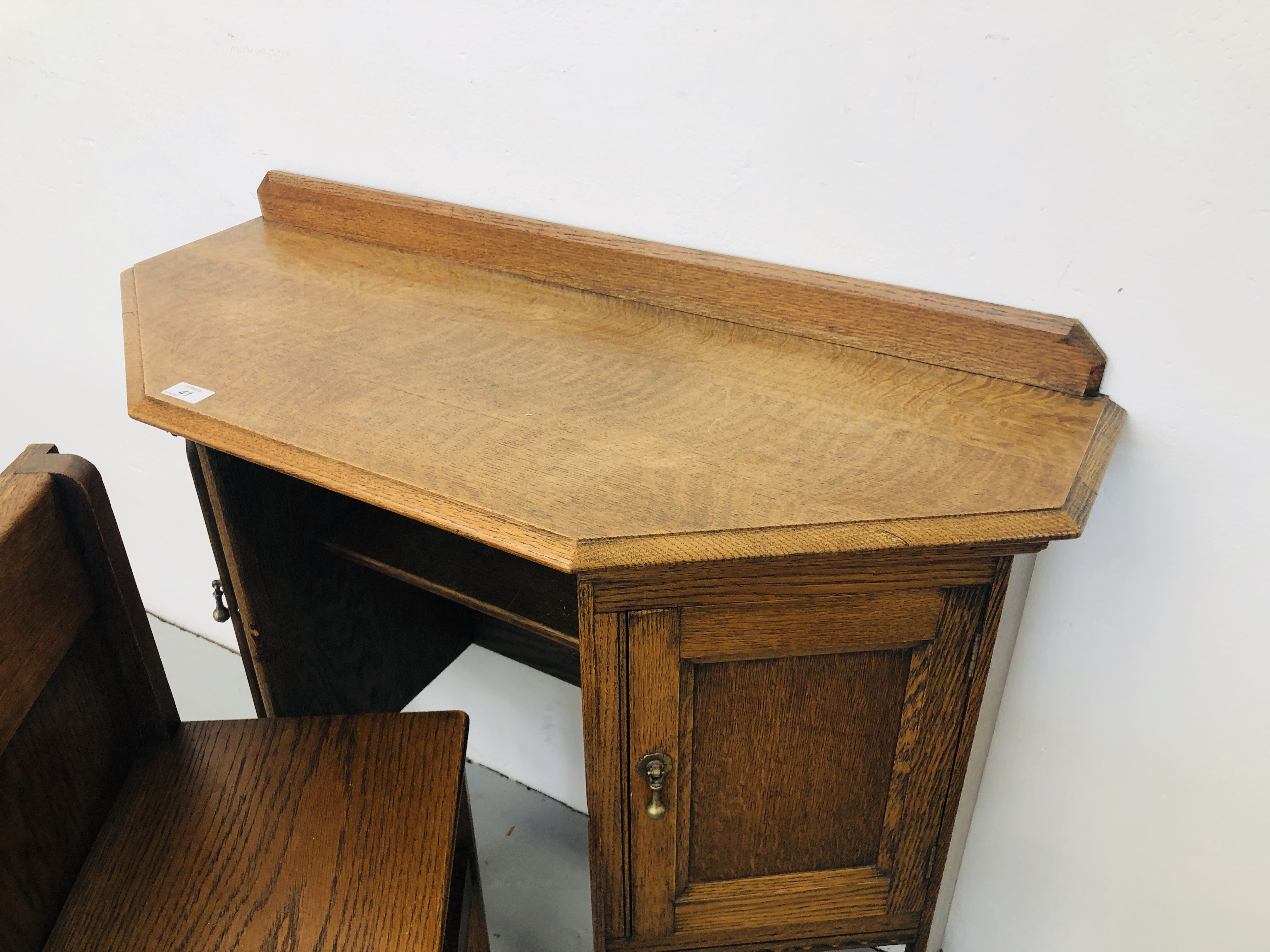 OAK SIDE CABINET WITH HIDDEN SEAT - Image 2 of 5