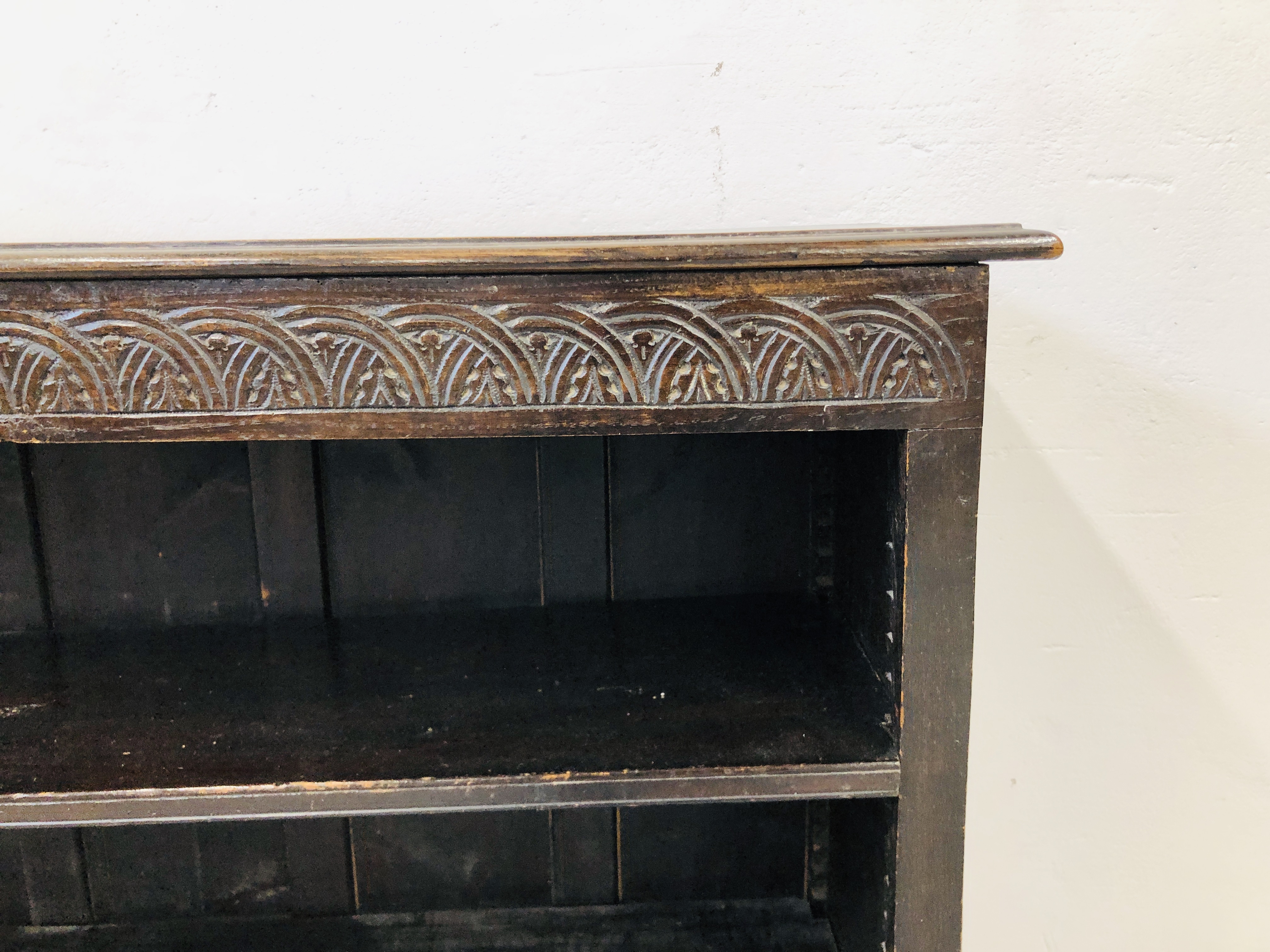 A DARK OAK THREE TIER BOOKSHELF WITH ADJUSTABLE SHELVING AND CARVED DETAIL TO TOP RAIL - LENGTH 60 - Image 3 of 5