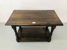 A SOLID OAK REPRODUCTION TWO TIER OCCASIONAL TABLE OF TRADITIONAL CONSTRUCTION LENGTH 28 INCH WIDTH