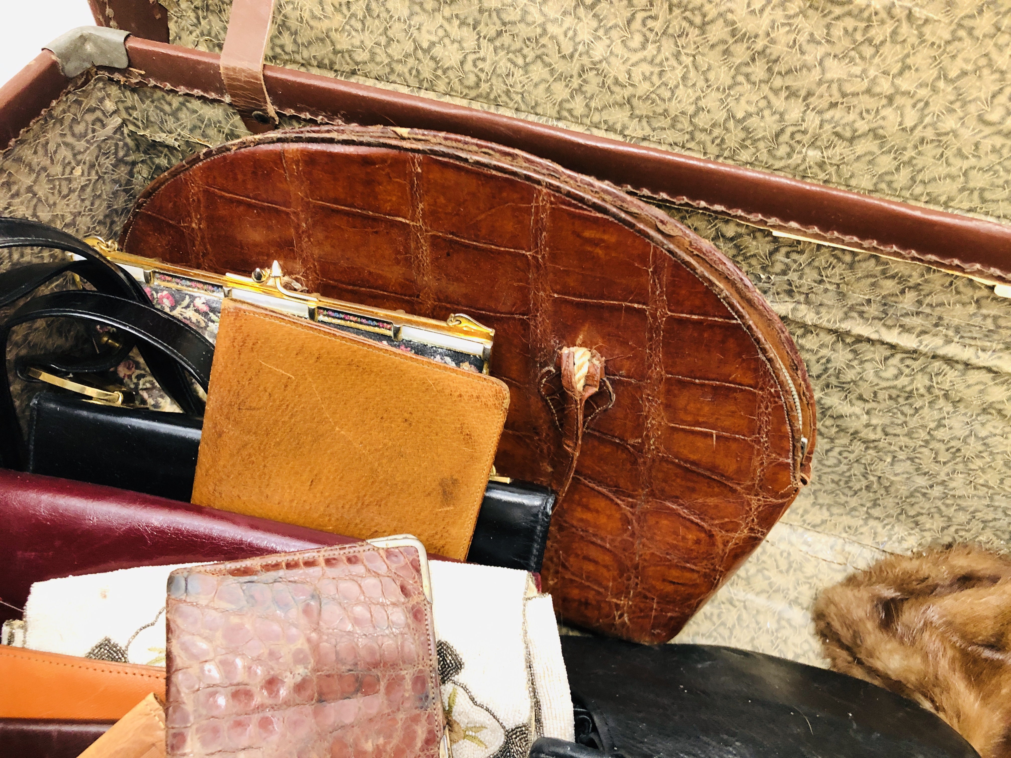 2 X VINTAGE LUGGAGE CASE & CONTENTS TO INCLUDE VINTAGE CROCODILE BAG, BEADED EVENING BAG, - Image 5 of 8