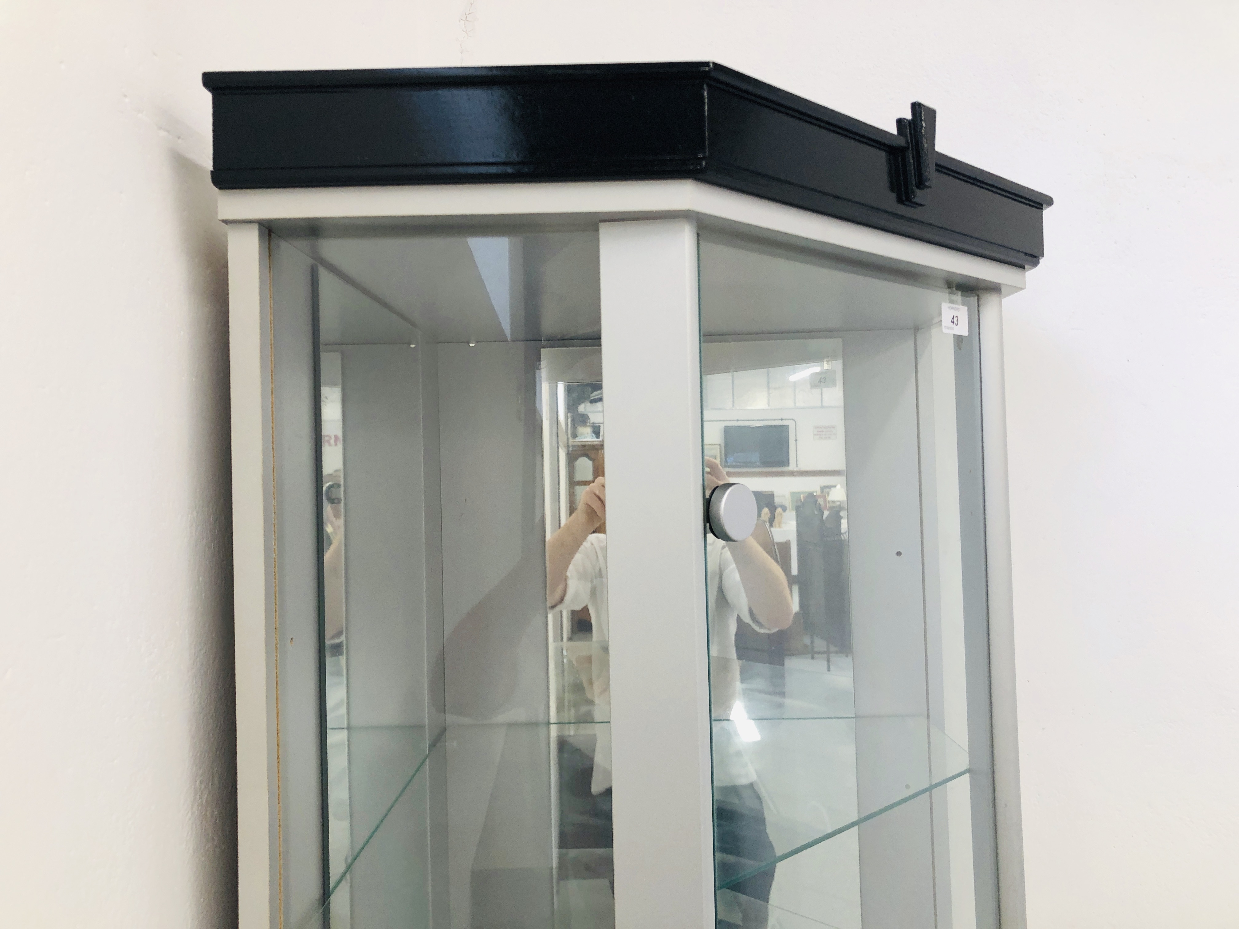 FULL HEIGHT CORNER DISPLAY CABINET WITH MIRRORED BACK - Image 2 of 3