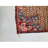 A HAMADAN FAWN / RED / BLUE PATTERNED RUG 2.62 X 1.