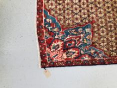 A HAMADAN FAWN / RED / BLUE PATTERNED RUG 2.62 X 1.