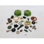 COLLECTION OF COSTUME JEWELLERY TO INCLUDE VINTAGE MICRO MOSAIC BROOCHES, CAMEO BROOCH,