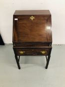 A PERIOD MAHOGANY LADIES SINGLE DRAWER WRITING BUREAU WITH FITTED INTERIOR A/F WIDTH 21 INCH HEIGHT