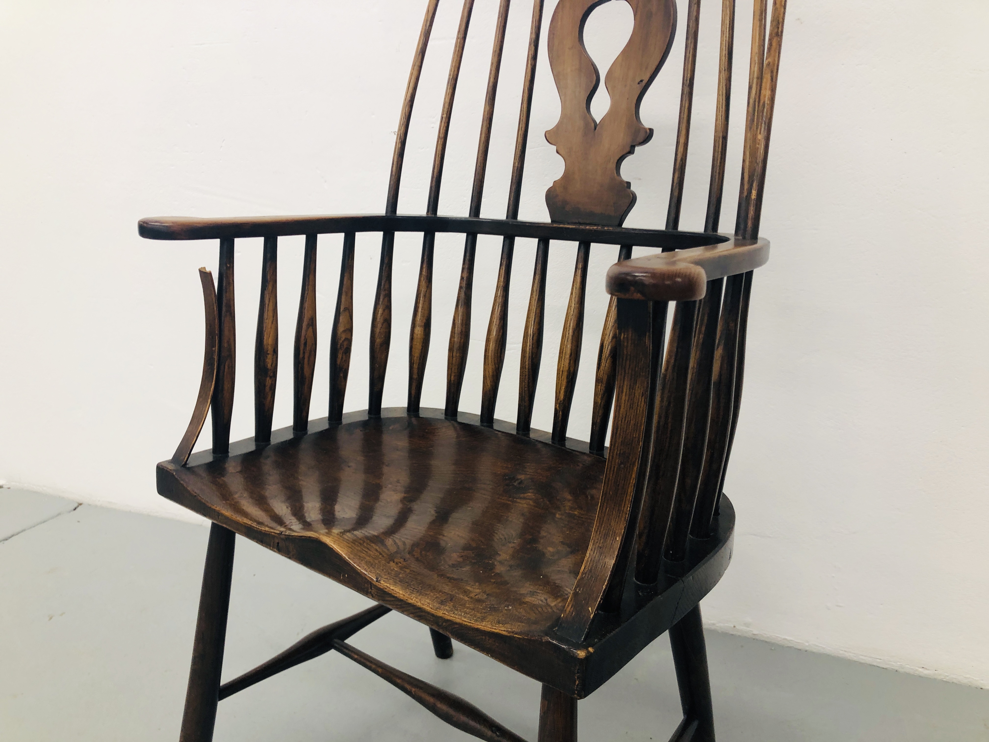 PERIOD HARDWOOD WINDSOR STYLE ARMCHAIR (DAMAGE PRESENT) - Image 2 of 7