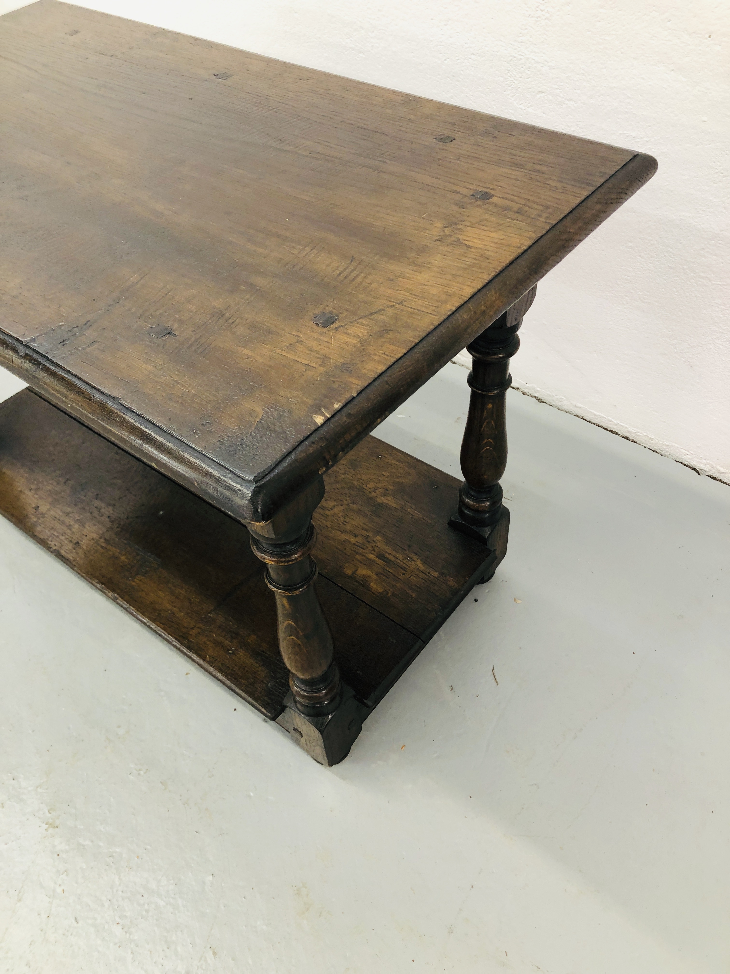 A SOLID OAK REPRODUCTION TWO TIER OCCASIONAL TABLE OF TRADITIONAL CONSTRUCTION LENGTH 28 INCH WIDTH - Image 4 of 4