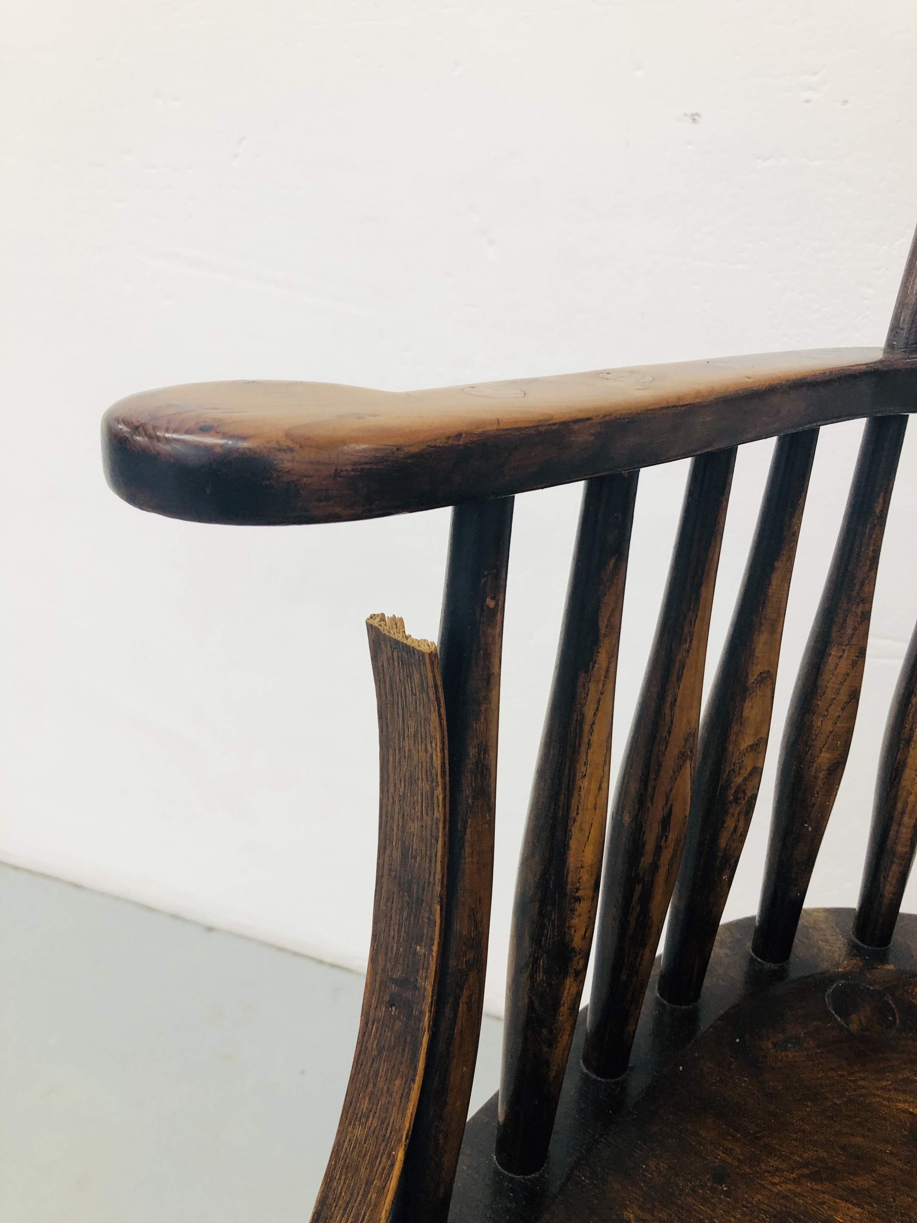 PERIOD HARDWOOD WINDSOR STYLE ARMCHAIR (DAMAGE PRESENT) - Image 6 of 7