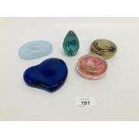 5 X ART GLASS PAPERWEIGHTS TO INCLUDE ISLE OF WIGHT GLASS, TIFFANY & CO. ETC.