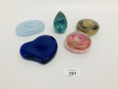 5 X ART GLASS PAPERWEIGHTS TO INCLUDE ISLE OF WIGHT GLASS, TIFFANY & CO. ETC.