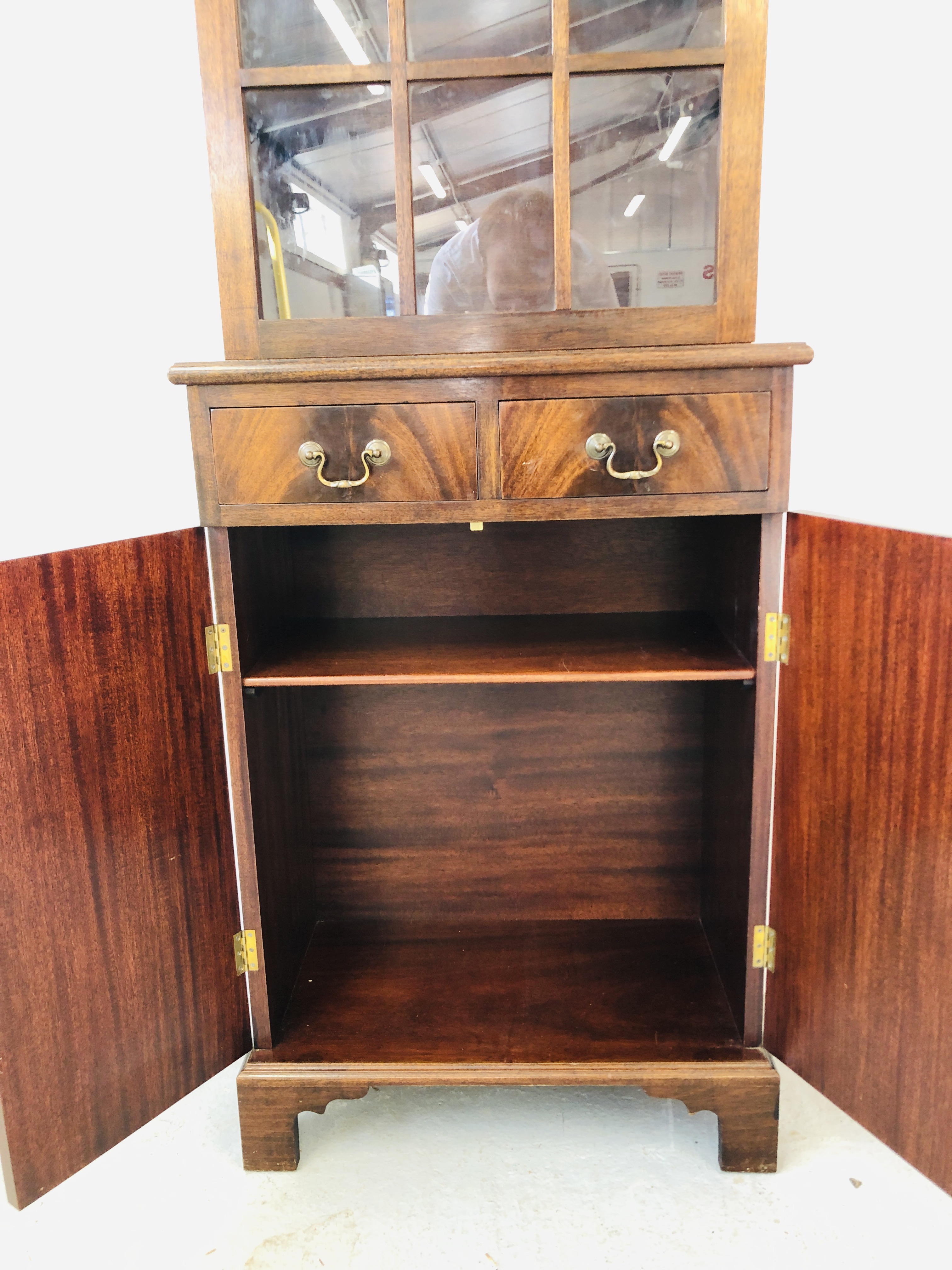 JOHN MOORE REPRODUCTION MAHOGANY FINISH CABINET 2 DRAWER OVER 2 DOOR CUPBOARD BASE WITH GLAZED & - Image 3 of 7