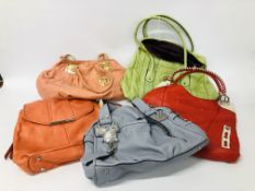 4 X DESIGNER HANDBAGS MARKED MAKOWSKY OF VARIOUS COLOURS & DESIGNS + CORAL COLOURED HANDBAG MARKED