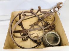 BOX OF VINTAGE FOUNDRY MADE TRIVETS & MEASURES + COPPER TWO HANDLED CAULDRON