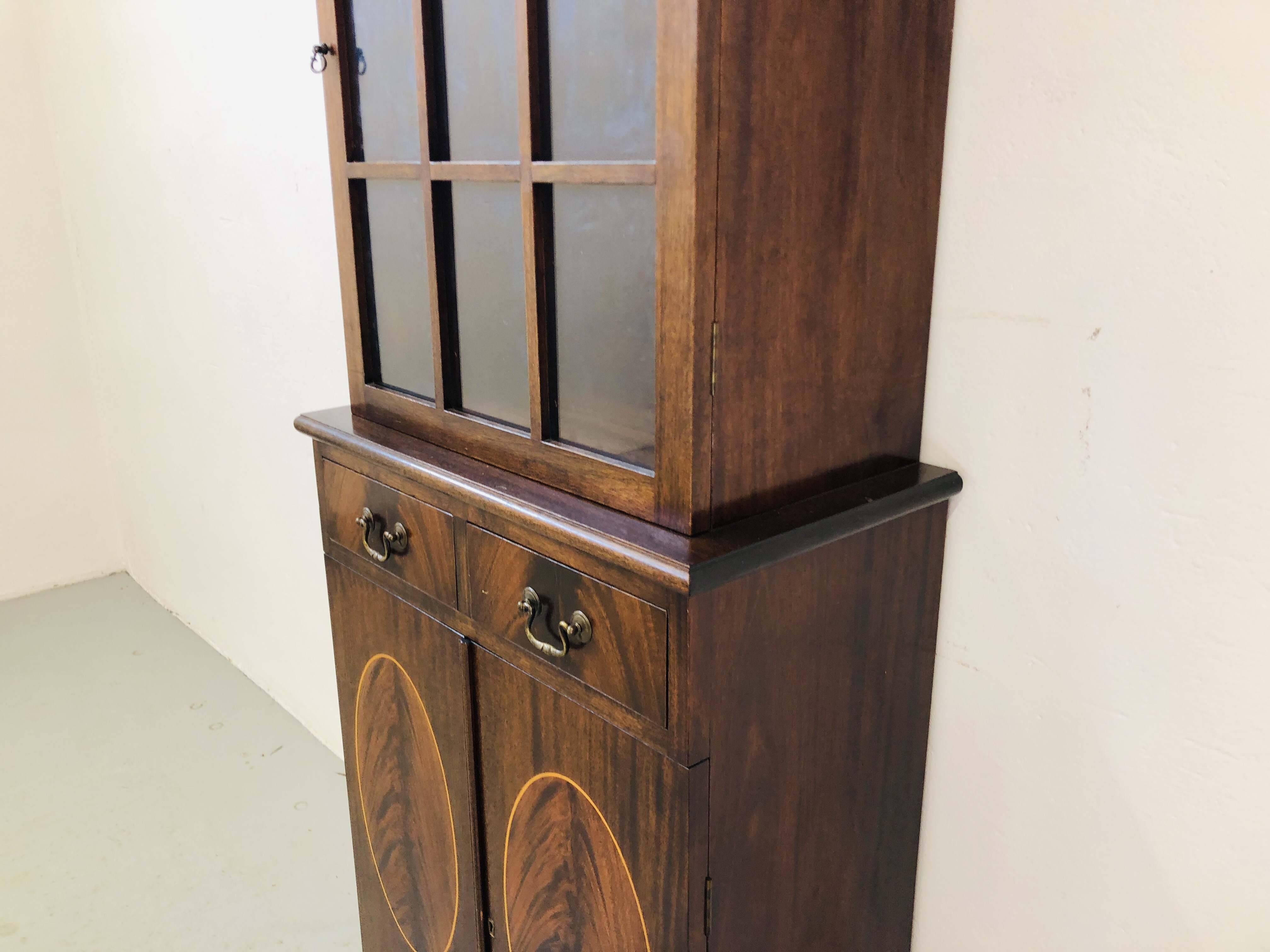 JOHN MOORE REPRODUCTION MAHOGANY FINISH CABINET 2 DRAWER OVER 2 DOOR CUPBOARD BASE WITH GLAZED & - Image 5 of 7