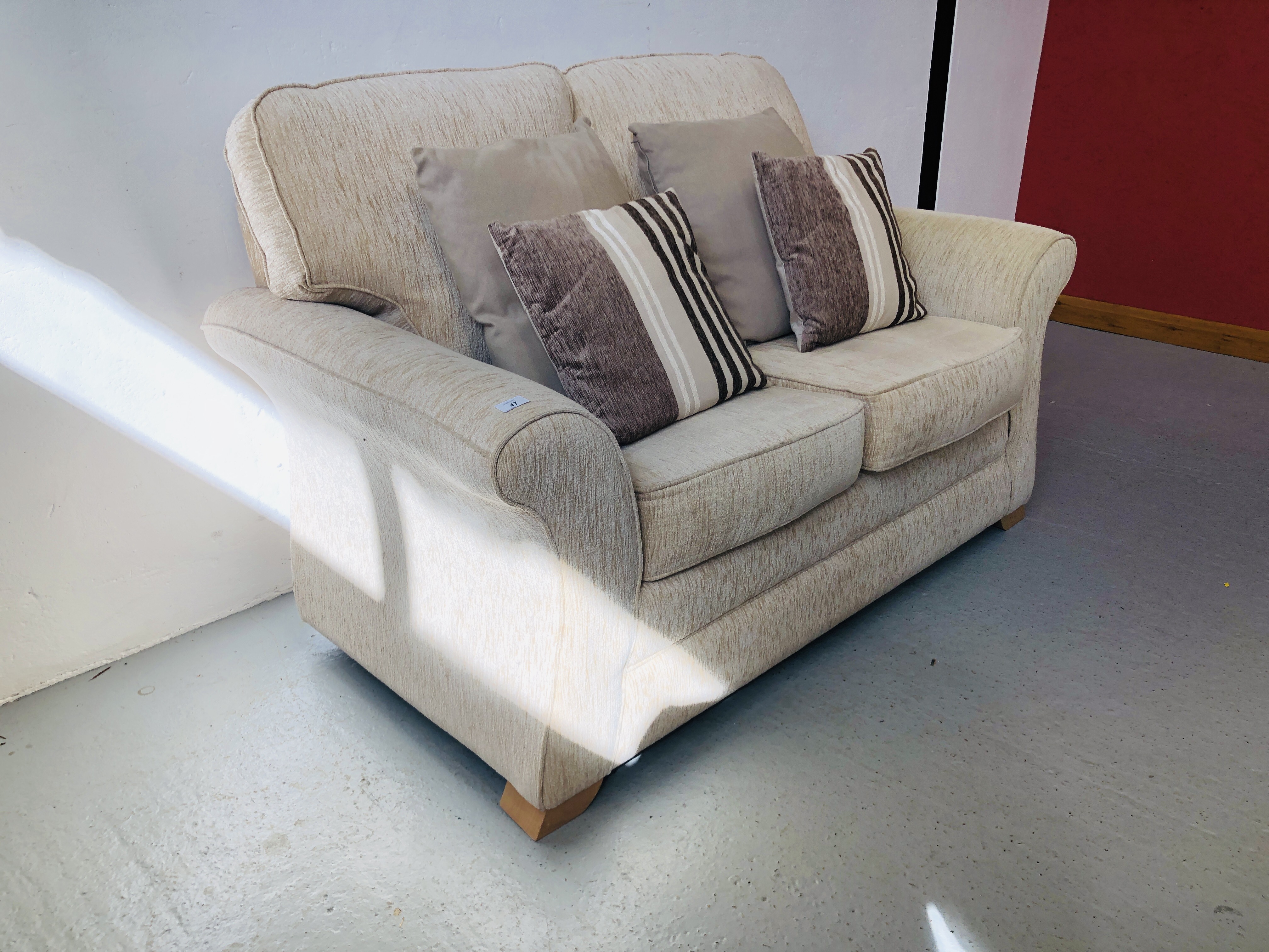 MODERN 2 SEATER CREAM UPHOLSTERED SOFA - Image 6 of 7