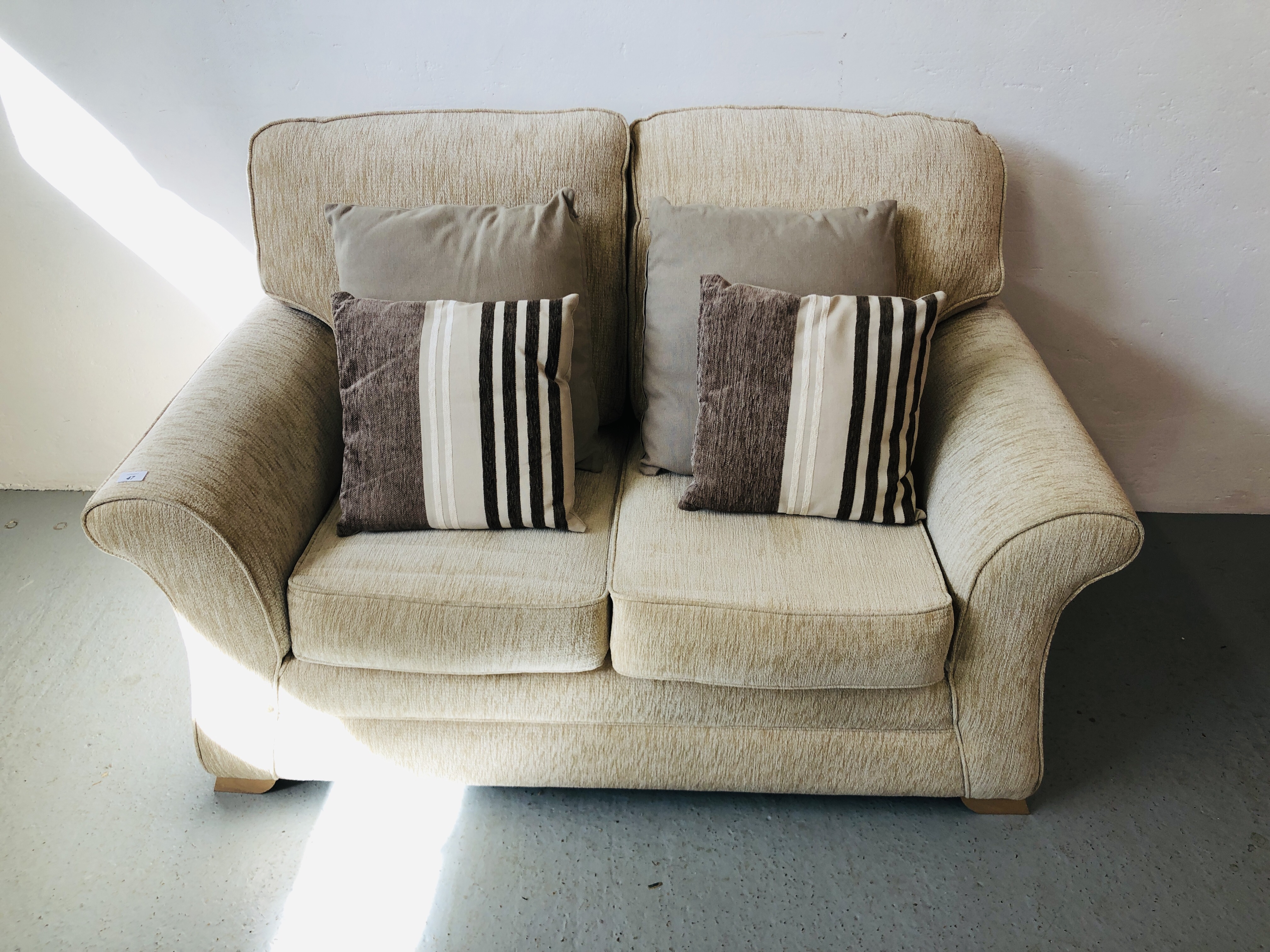 MODERN 2 SEATER CREAM UPHOLSTERED SOFA - Image 5 of 7