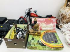BOX CONTAINING A COLLECTION OF MOTORCYCLE MODELS INCLUDING HARLEY DAVIDSON + HARLEY DAVIDSON RC