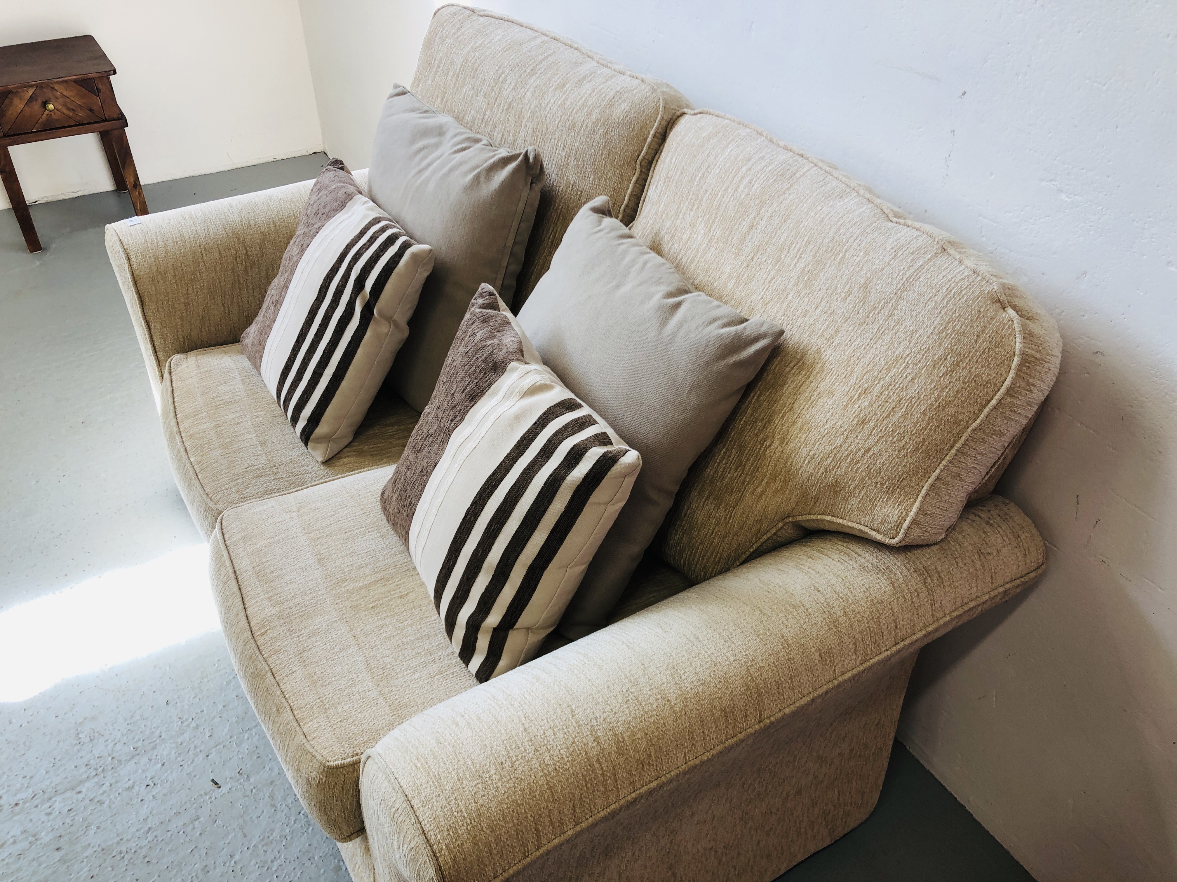 MODERN 2 SEATER CREAM UPHOLSTERED SOFA - Image 3 of 7