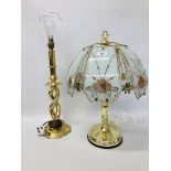 BRASS TWISTED DESIGN TABLE LAMP ALONG WITH A BRASS BASED LAMP WITH FLORAL GLASS INSERTS TO SHADE -