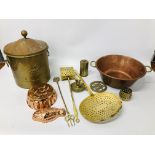 BOX OF MIXED BRASS WARE TO INCLUDE 2 HANDLED COPPER PAN, BRASS CANDLE STICKS, MEASURING JUGS,