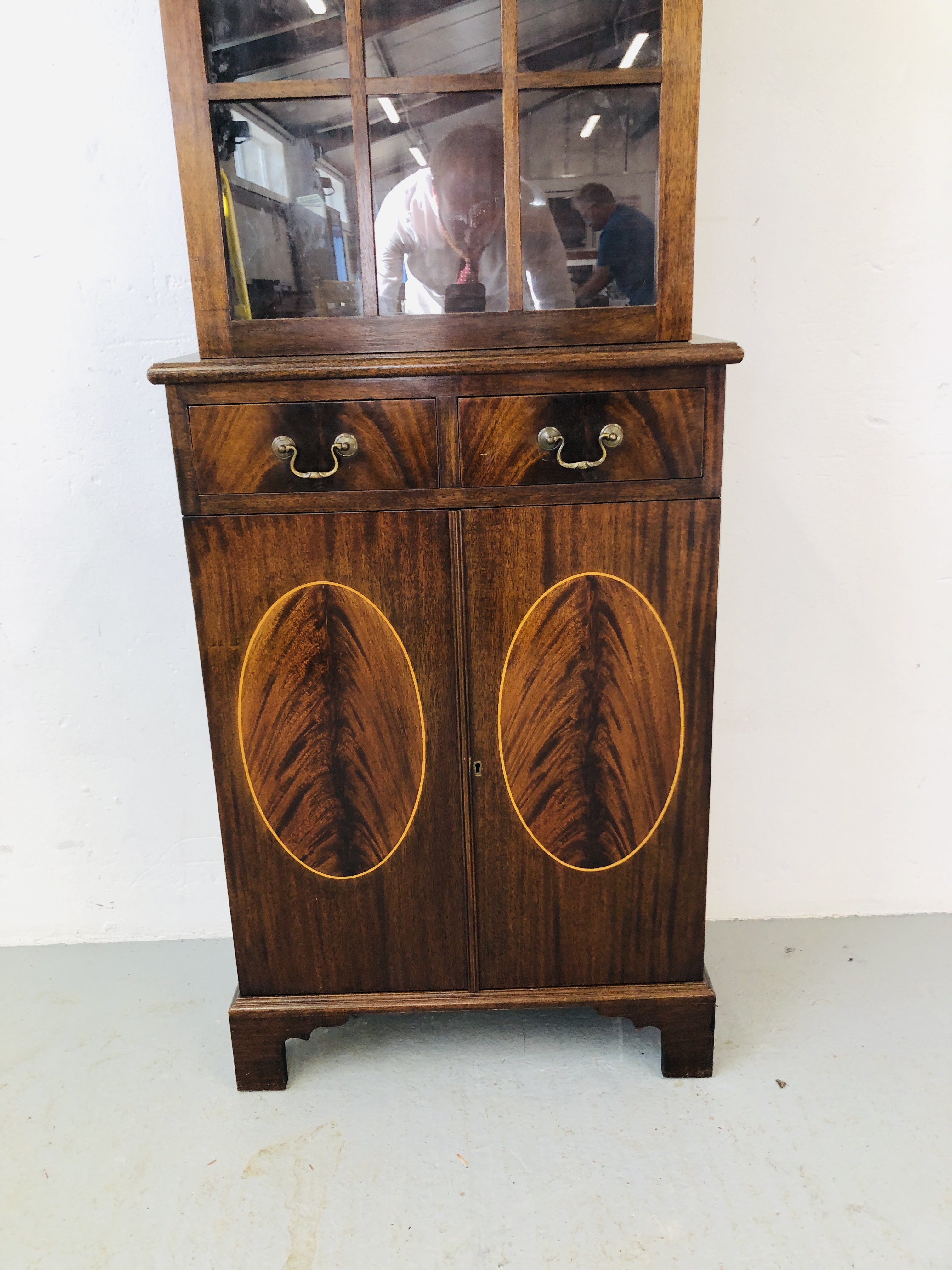 JOHN MOORE REPRODUCTION MAHOGANY FINISH CABINET 2 DRAWER OVER 2 DOOR CUPBOARD BASE WITH GLAZED & - Image 6 of 7