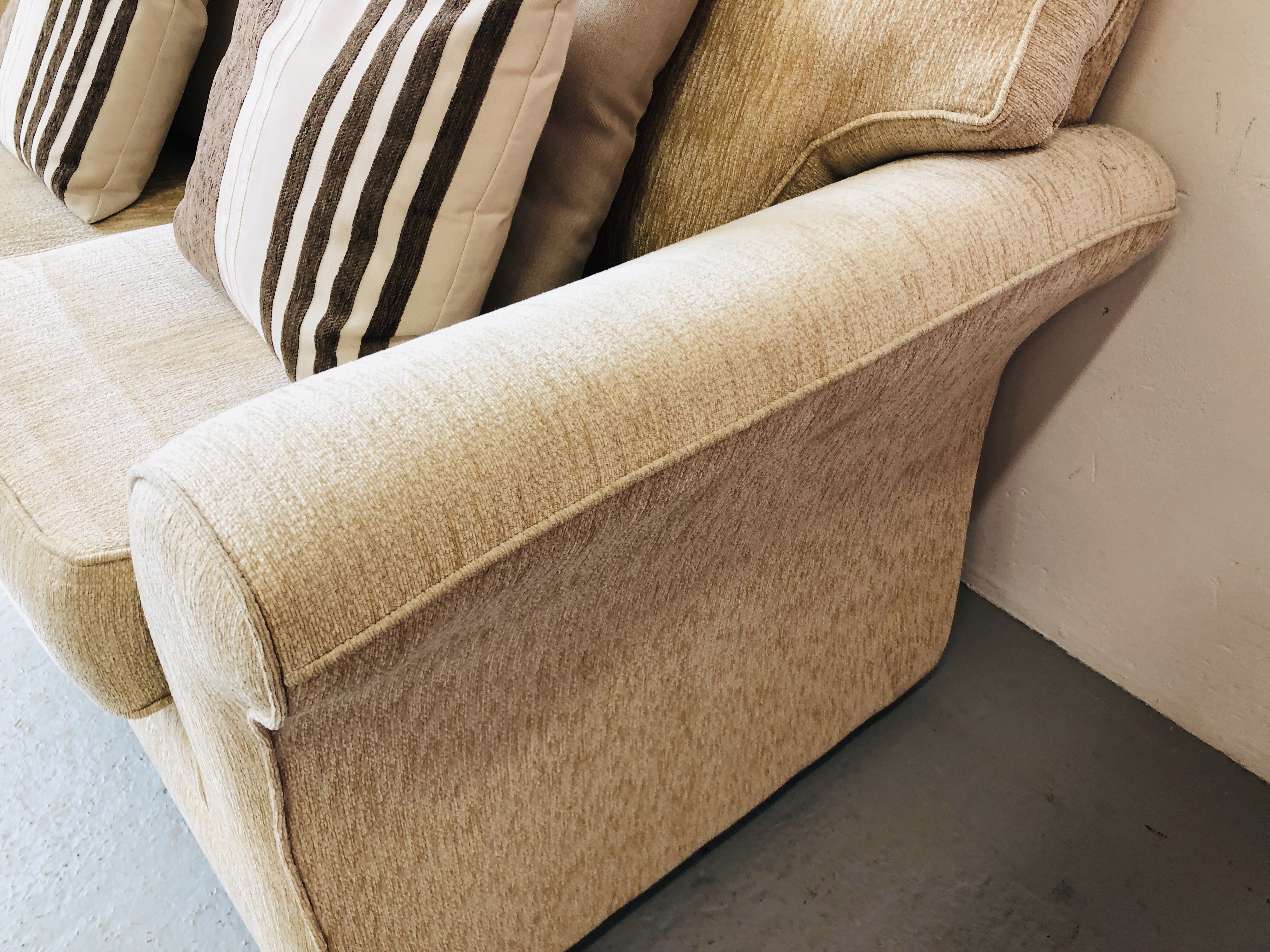 MODERN 2 SEATER CREAM UPHOLSTERED SOFA - Image 2 of 7