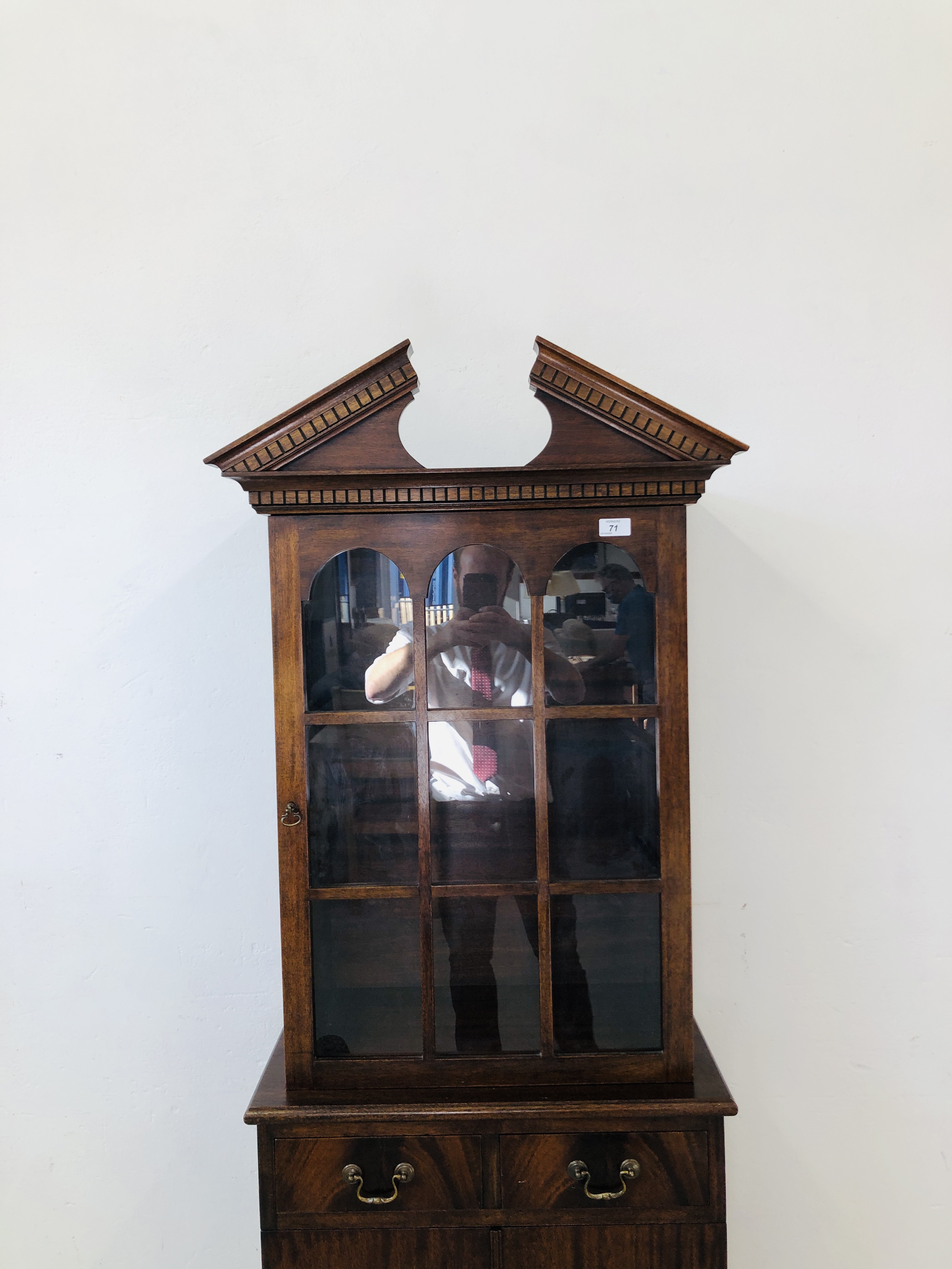 JOHN MOORE REPRODUCTION MAHOGANY FINISH CABINET 2 DRAWER OVER 2 DOOR CUPBOARD BASE WITH GLAZED & - Image 4 of 7