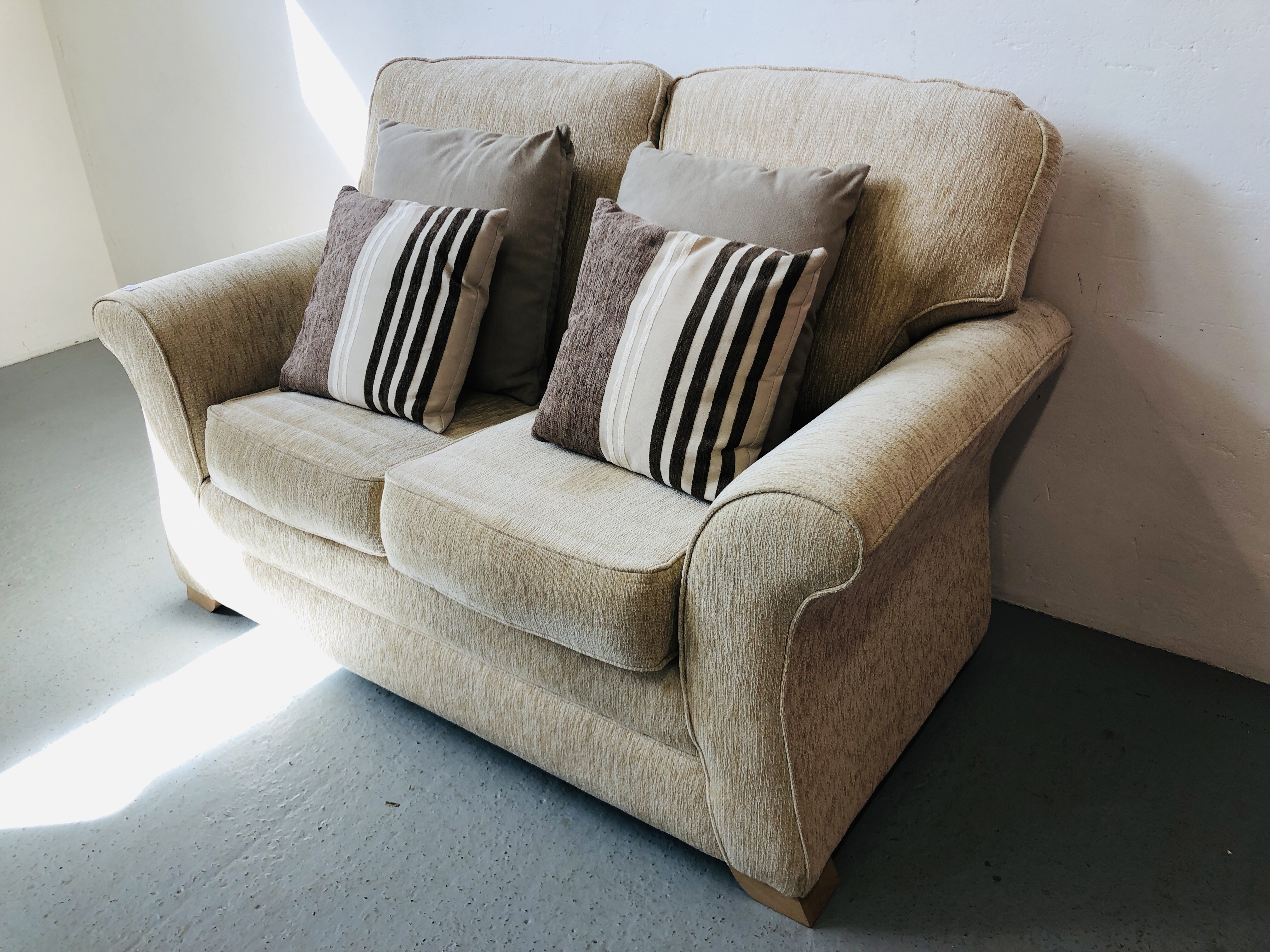 MODERN 2 SEATER CREAM UPHOLSTERED SOFA - Image 7 of 7