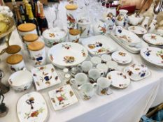 LARGE QUANTITY OF EVESHAM ROYAL WORCESTER TABLEWARE (APPROX 67 PIECES)