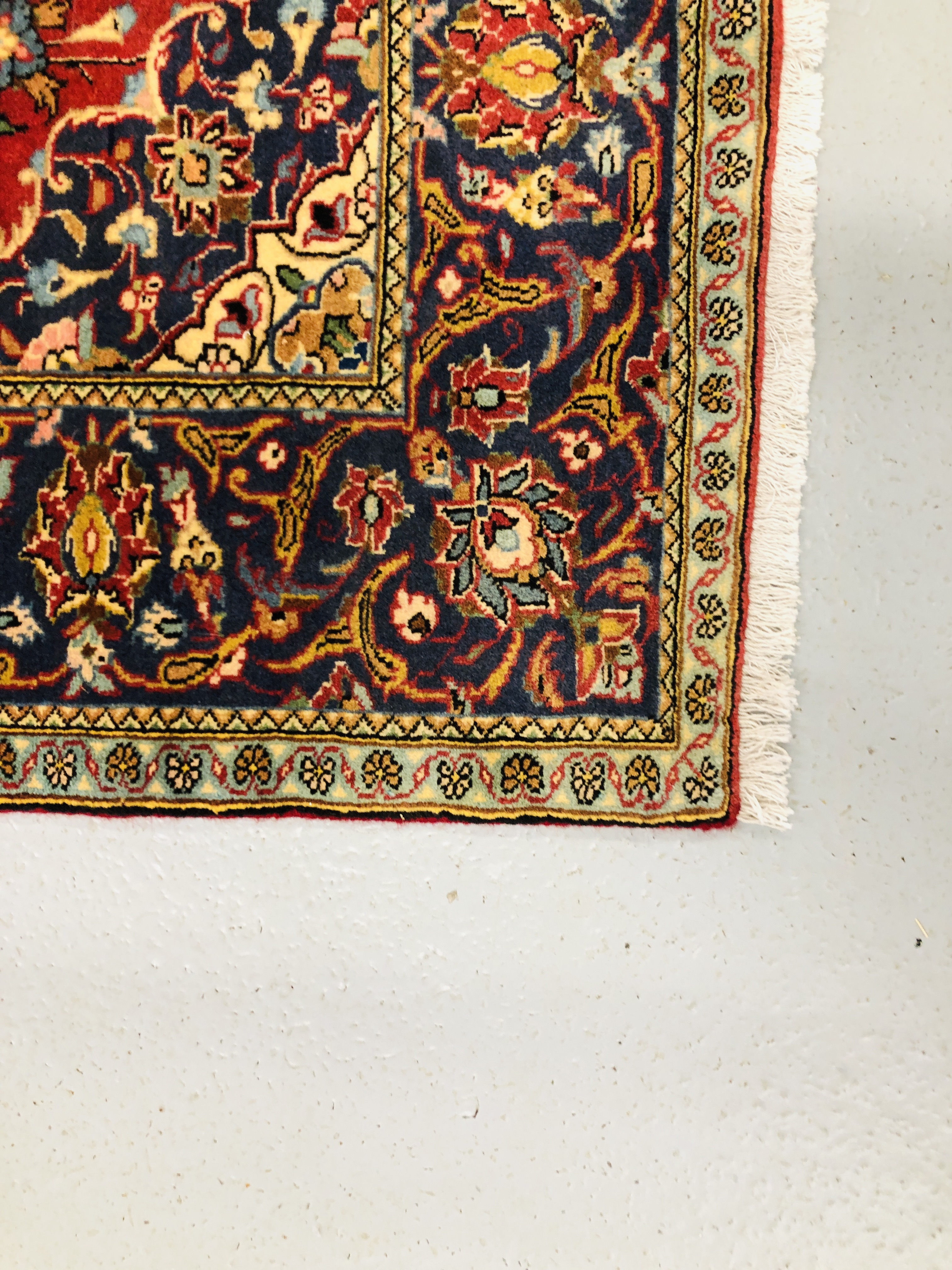 A KASHAN TRADITIONAL RED / BLUE PATTERNED RUG 1.95 X 1. - Image 3 of 3